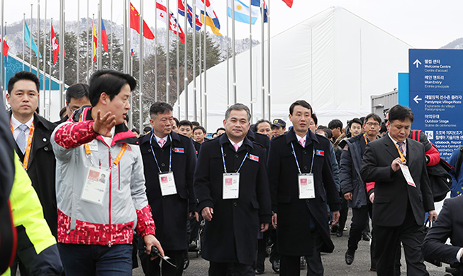 L’équipe paralympique de Corée du Nord arrive au village olympique