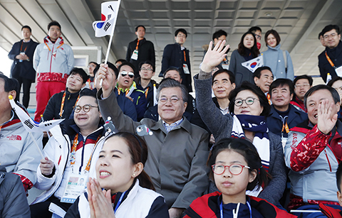 Moon encourage les skieurs de fond paralympiques nord et sud-coréens