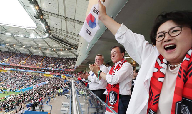 Visite officielle en Russie : le président Moon et la première dame assistent au match Corée-Mexique
