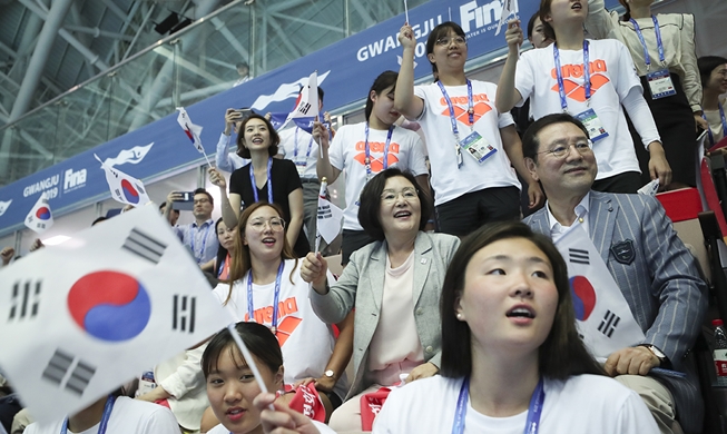 Mondiaux de Gwangju : la Première dame Kim Jung-sook encourage l’équipe de Corée