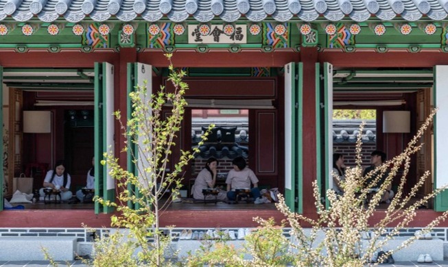 Desserts royaux et thé au palais Gyeongbok