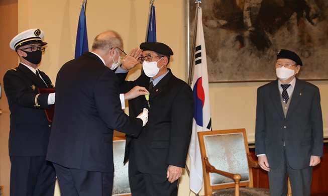 Médaille militaire de la France pour deux vétérans sud-coréens