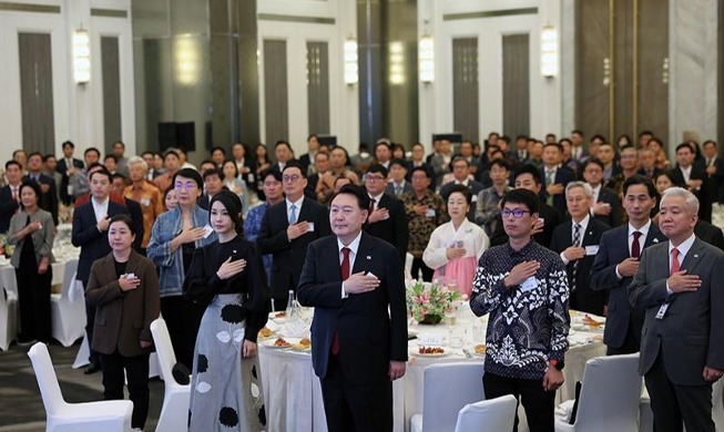 En visite officielle à Jakarta, le couple présidentiel organise un dîner-rencontre avec la diaspora coréenne