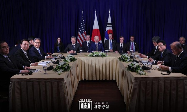 Sommet trilatéral : Les dirigeants sud-coréen, américain et japon...