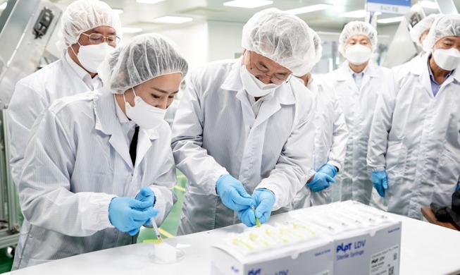 Le président Moon visite une usine de production de seringues spéciales pour vacciner contre le Covid-19