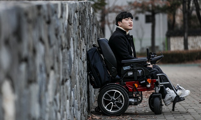 « Mon handicap me rend unique » : entretien avec le premier mannequin coréen en fauteuil roulant