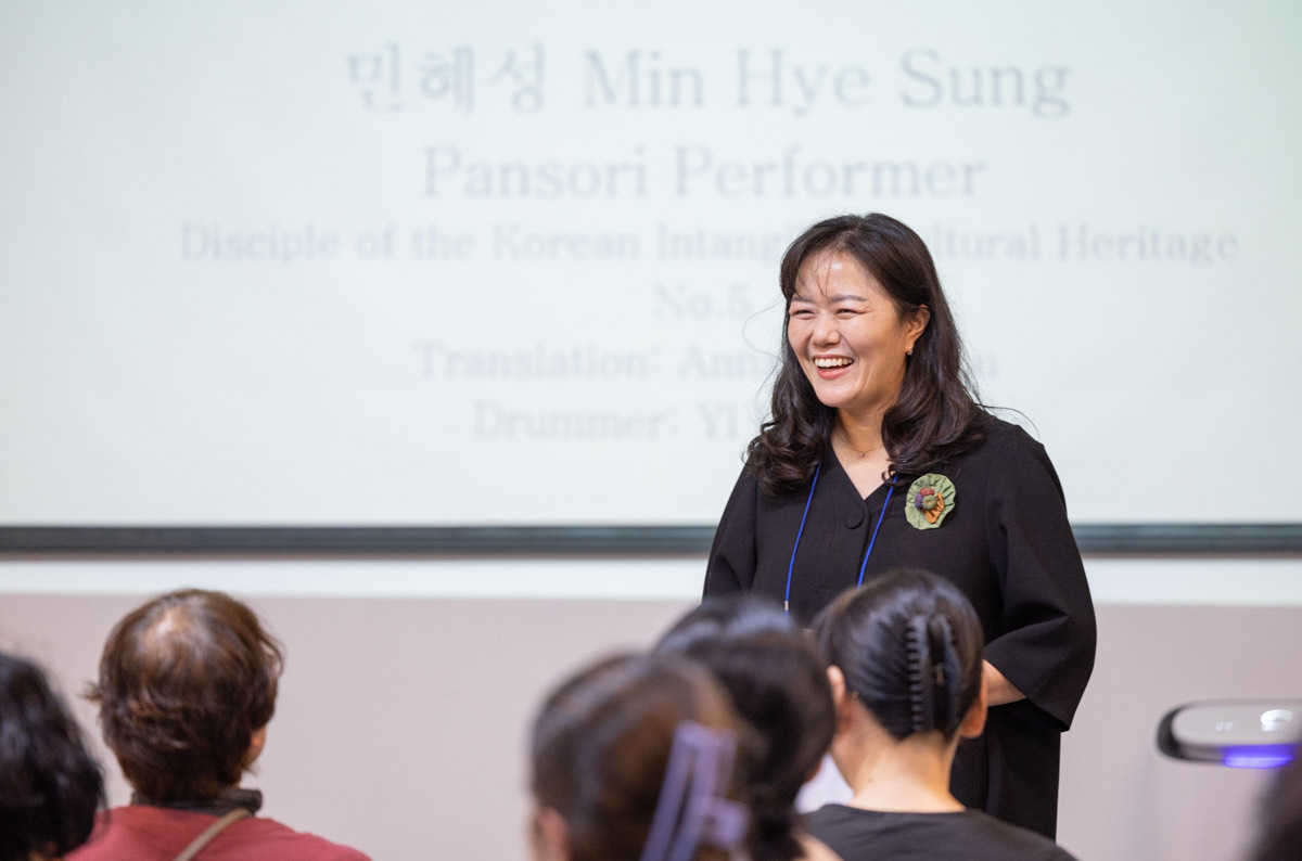 Tout le charme du pansori enseigné dans un atelier animé par la cantatrice Min Hye Sung
