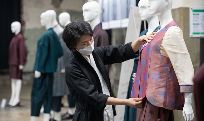 Image du jour : une exposition sur les uniformes professionnels de style hanbok