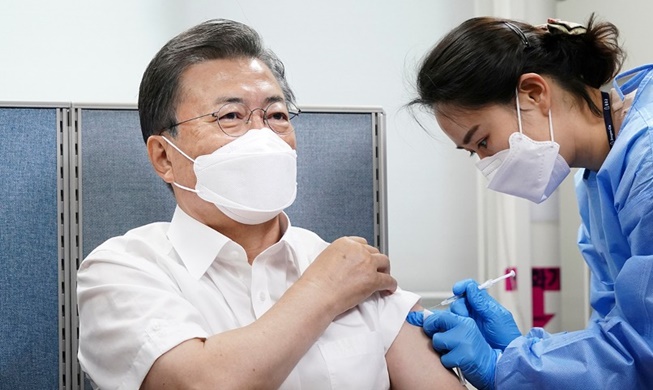 Président Moon : « je me sens soulagé depuis que je suis vacciné »