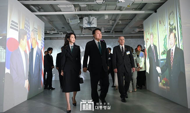Yoon Suk Yeol visite une exposition commémorant le 70e anniversaire de l'alliance militaire Corée-USA