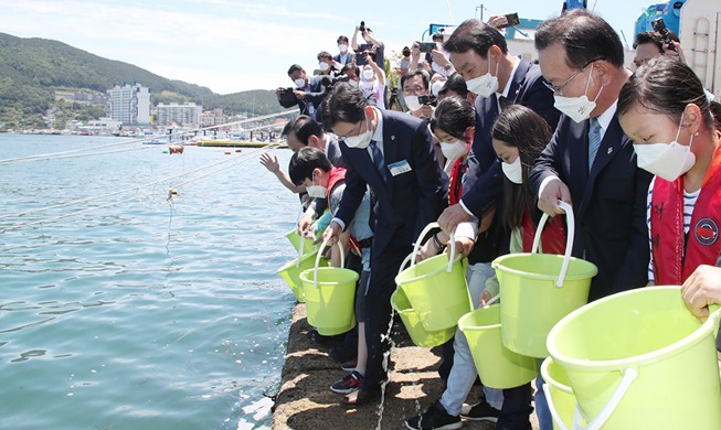 Image du jour : le Premier ministre remet à l'eau des bébés poissons lors du Jour de la mer