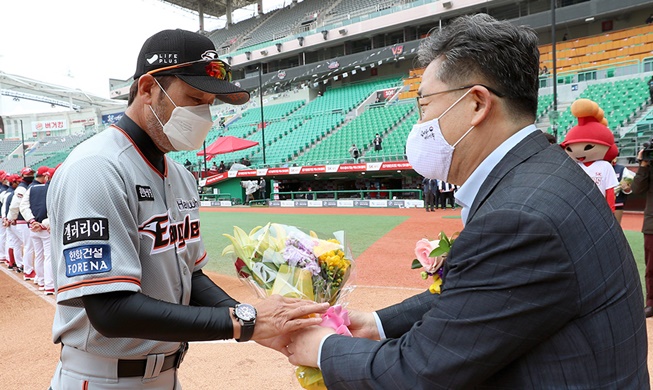 Le début de la saison sud-coréenne de baseball attire l’attention des médias étrangers