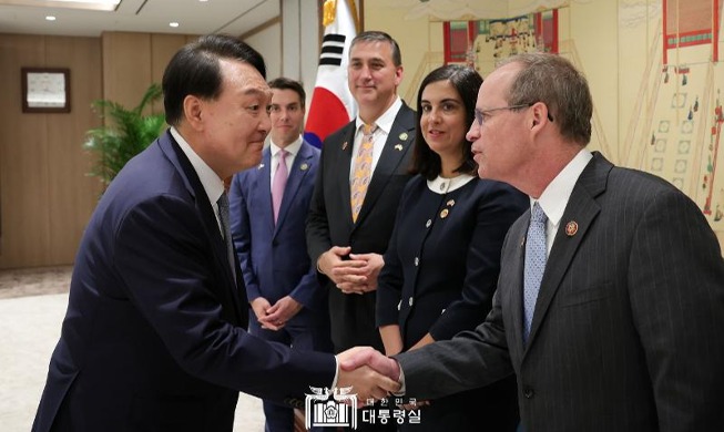 Yoon Suk Yeol reçoit la visite d’élus de la Chambre des représentants des États-Unis