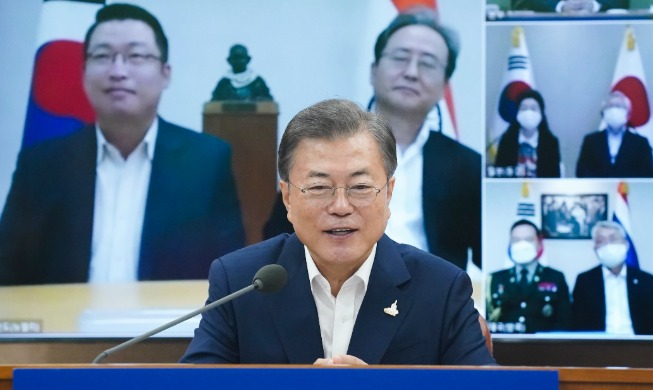 Covid-19 : le président Moon tient une visioconférence avec des ressortissants coréens à l'étranger