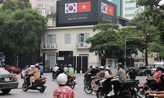 À Hanoï, une vidéo diffusée sur le toit du Centre culturel coréen retrace l’historique des relations coréano-vietnamiennes