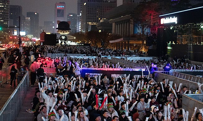 Des milliers de fans rassemblés sur la place Gwanghwamun pour la finale des Mondiaux de LoL sur grand écran