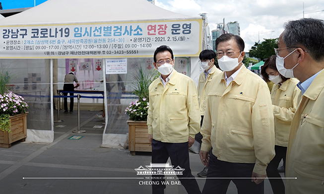 Le président Moon visite un centre de dépistage pour encourager les professionnels de santé