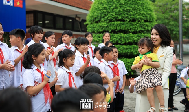 La Première dame sud-coréenne participe à une donation de vélos aux enfants vietnamiens