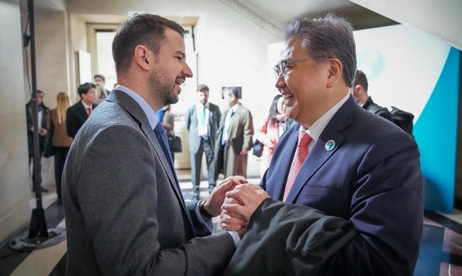 Le ministère des Affaires étrangères, Park Jin, à la rencontre des dirigeants mondiaux au forum de Paris sur la paix