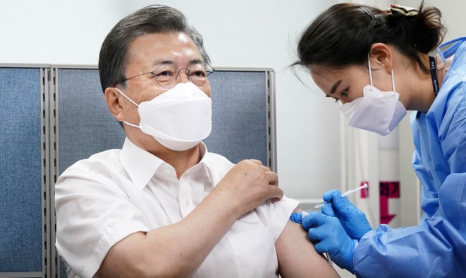 Le président Moon reçoit le vaccin AstraZeneca