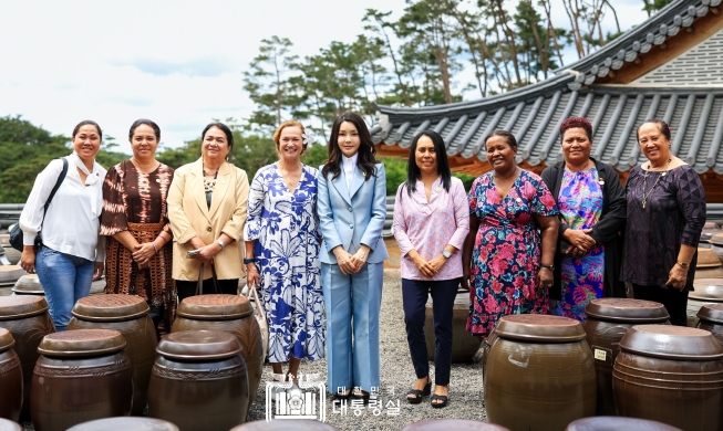 Kim Keon Hee rencontre les épouses des dirigeants des îles du Pacifique