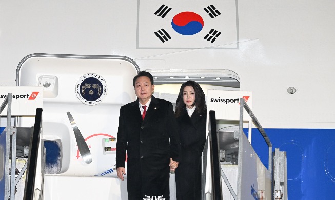 Le président Yoon arrive en Suisse pour participer au Forum de Da...