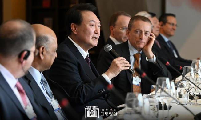 Forum de Davos : le président Yoon Suk Yeol rencontre des chefs d...