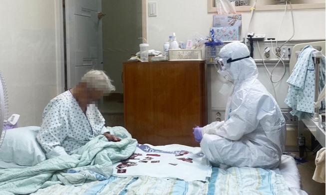 Une photo virale montre une infirmière jouant aux cartes avec une patiente âgée atteinte du Covid-19