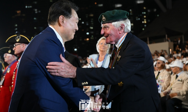À Busan, Yoon Suk Yeol salue le « sacrifice des forces de l’ONU » durant la guerre de Corée