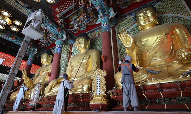 Nettoyage des statues de Bouddha