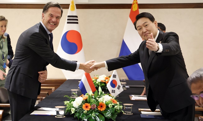 Yoon Suk Yeol : « Les semi-conducteurs sont le pilier de la coopération entre la Corée et les Pays-Bas »