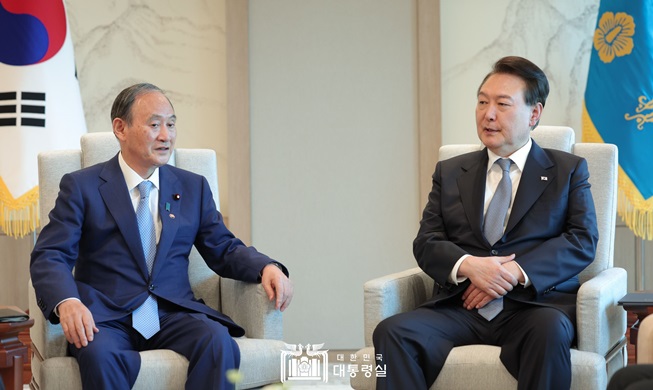 Yoon Suk Yeol reçoit l'ex-Premier ministre japonais Yoshihide Suga