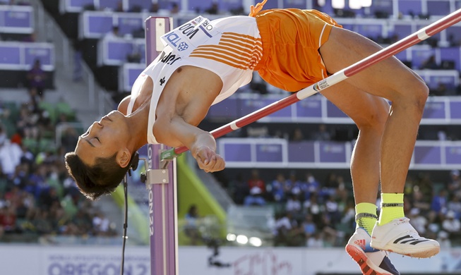 Le sauteur en hauteur Woo devient le premier Coréen médaillé d'argent aux championnats du monde
