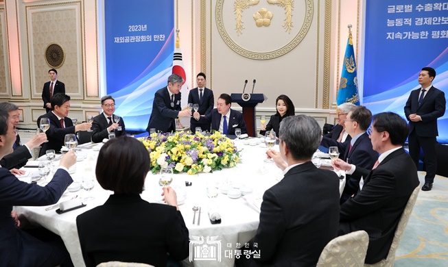 Le président Yoon exhorte les chefs de mission à l'étranger à « mobiliser les capacités diplomatiques »
