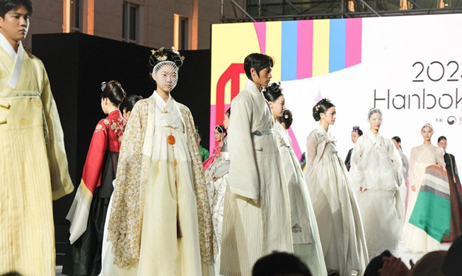 Retour sur le défilé de mode consacré aux dernières tendances du hanbok