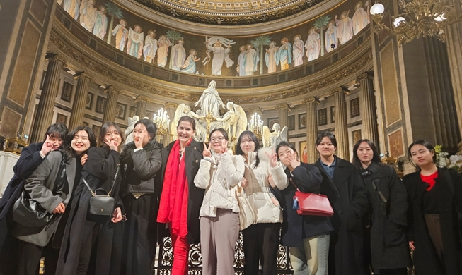 Voyage d’études de l’université féminine Sookmyung : Ida Daussy fait découvrir Paris à son petit groupe d’étudiantes coréennes