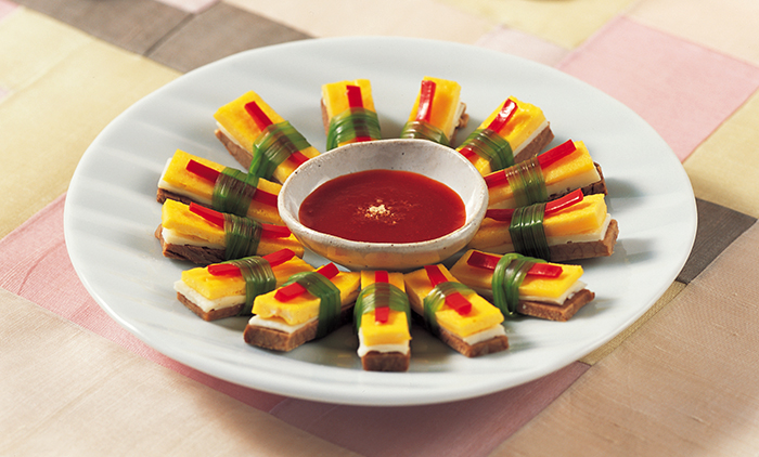 Minari ganghoe is made from pressed meat, red peppers and garnishes of both egg white and yolk, all of which is then tied into a bundle with blanched watercress strips. It pleases both the eyes and the palate.