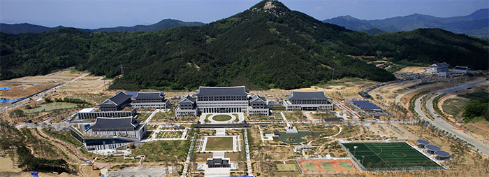 Le 19 février, le gouvernement de la province de Gyeongsangbuk-do, la plus grande province de Corée, a fermé les bureaux qu’il occupait depuis 415 années et a ouvert une nouvelle ère en inaugurant ses nouveaux bureaux. En photo, le nouveau complexe gouvernemental situé à Andong, dans la province de Gyeongsangbuk-do.