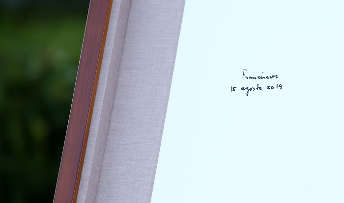 프란치스코 교황이 김대건 신부 생가를 찾아 방명록에 서명을 남기고 있다.