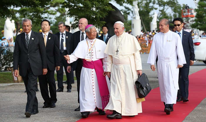 프란치스코 교황이 대전교구장 유흥식 주교의 안내를 받아 솔뫼성지의 김대건 신부 생가로 가고 있다.