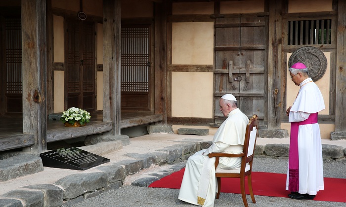 프란치스코 교황이 15일 김대건 신부 생가를 찾아 헌화를 하고 기도를 드리고 있다. 