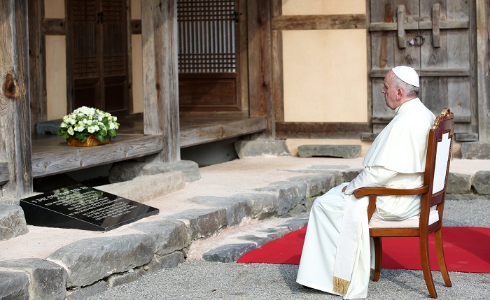 프란치스코 교황이 15일 김대건 신부 생가를 찾아 헌화하고 묵상하고 있다.