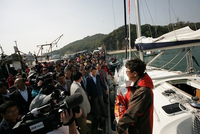 Le navigateur et aventurier Kim Seung-jin juste avant son départ, le 18 octobre 2014, dans la marina du port de Waemokhang dans la province du Chungcheong du Sud.