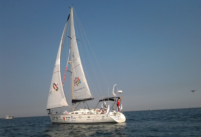 Le navigateur en solitaire Kim Seung-jin salue le port de Waemokhang en quittant la terre ferme, le 18 octobre 2014.