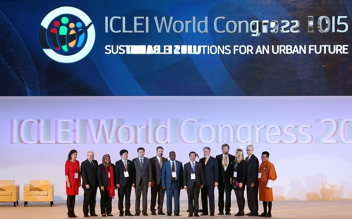 ICLEI 개막총회 개막식이 열린 8일 신임 회장으로 선출된 박원순 서울시장(왼쪽에서 여덟번째)과 신임 집행위원들이 데이비드 캐드먼 전(前) 회장(왼쪽에서 아홉번째)과 함께 기념촬영을 하고 있다. 