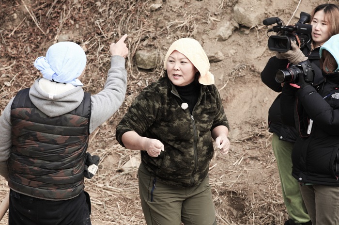 산간오지의 허름한 집에서 남북한 출신 남녀들이 살아가는 모습을 담은 체험프로그램 ‘잘살아 보세’. 이질적인 남녀들은 잘 살아보기 위해 일상에서 벌어지는 오해와 갈등을 풀어나가고 있다. 