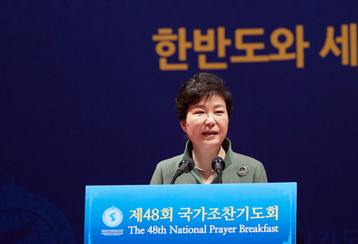 La Présidente Park Geun-hye a déclaré que la communauté internationale adressait un message fort à travers la résolution contre la Corée du Nord adoptée par le Conseil de Sécurité des Nations Unies. Elle s’était exprimée lors du 48ème petit-déjeuner de prière nationale, le 3 mars à Séoul (Photo: Cheong Wa Dae).