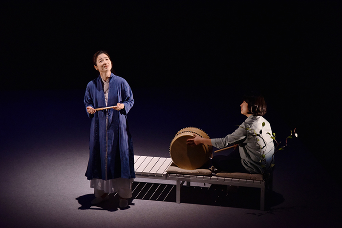 L’artiste vocal Lee Jaram interprète « Stranger’s song » (littéralement, La chanson de l’étranger) une adaptation lyrique du conte de Gabriel Garcia Marquez « Bon Voyage, monsieur le Président ! »