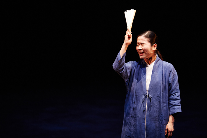 L’artiste de chant traditionnel Lee Jaram tient un rôle mélodramatique dans « Stranger’s Song », interprétant trois personnages ainsi que le narrateur tout au long de la pièce.