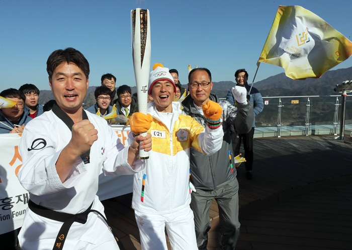 171204_olympictorch_art2.jpg